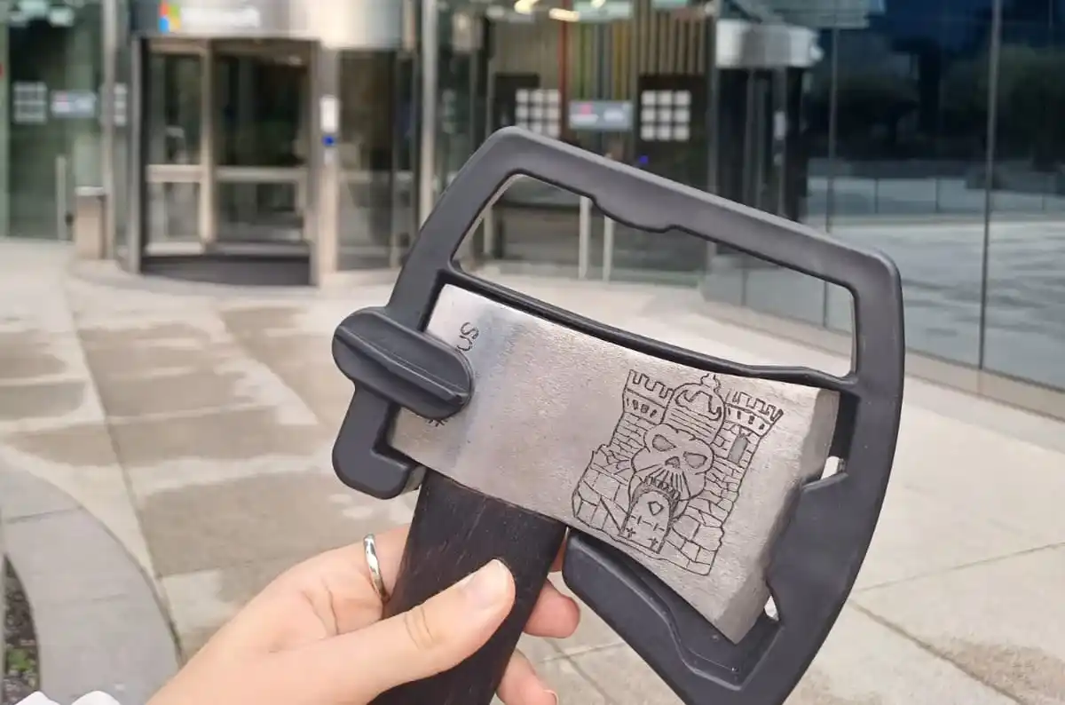 Hacha con escudo #PowerUS frente a Microsoft